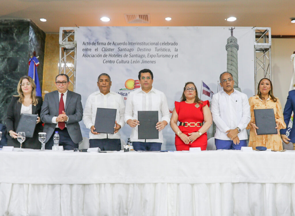 Minister of Tourism signs agreement with Clúster Santiago Tourist Destination