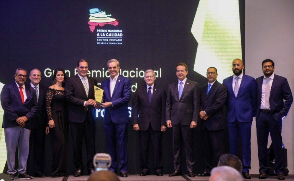 La Aurora receives the Grand National Private Sector Quality Award of the Dominican Republic