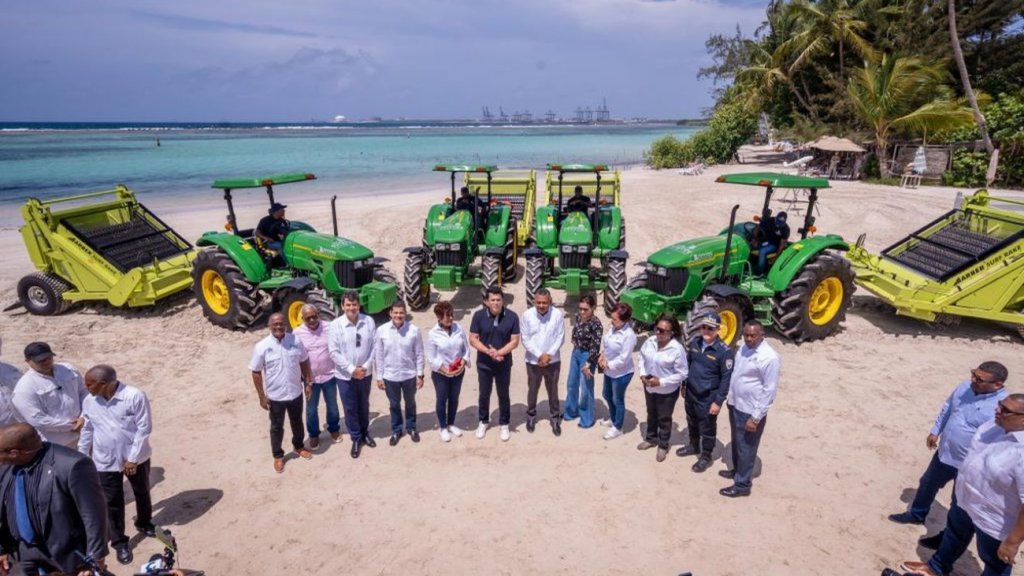 Tourism invests more than RD million in equipment for cleaning and removal of sargassum on beaches in the Dominican Republic