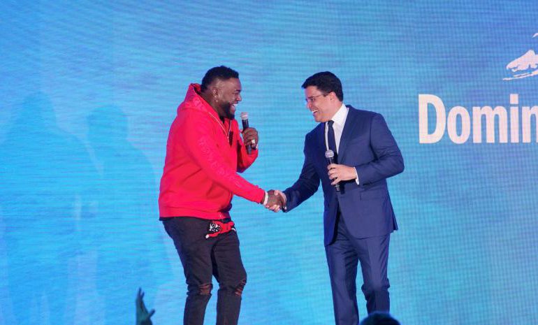 David Ortiz arrives as a surprise at the RoadShow of the Ministry of Tourism in Boston